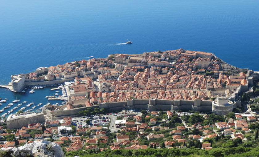 Een stadsmuur om Dubrovnik heen