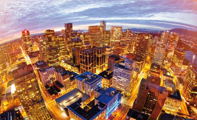 Overzicht van de stad Vancouver tijdens de avond