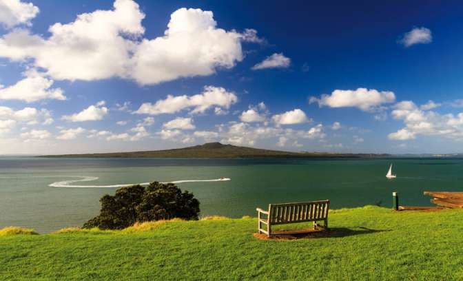 Een bankje met uitzicht op Zee