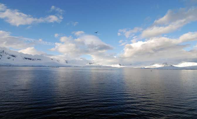 De ijzige rotsen van Antarctica