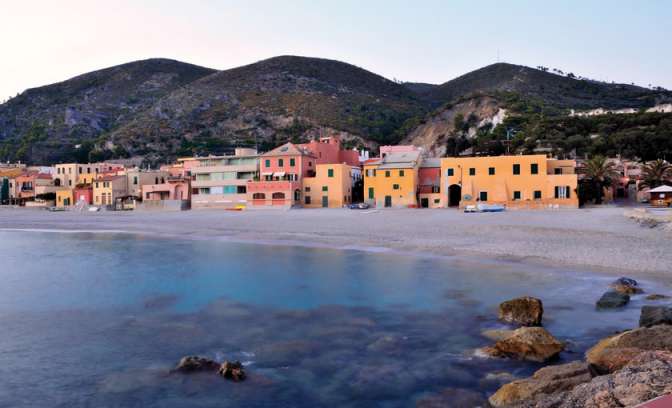 Zee en huizen bij Savona Stad 