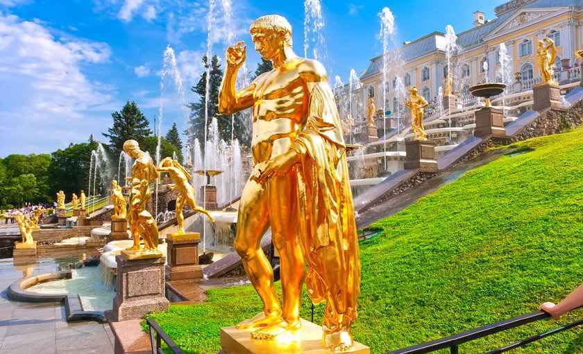 Paleizencomplex in Peterhof met gouden standbeel 