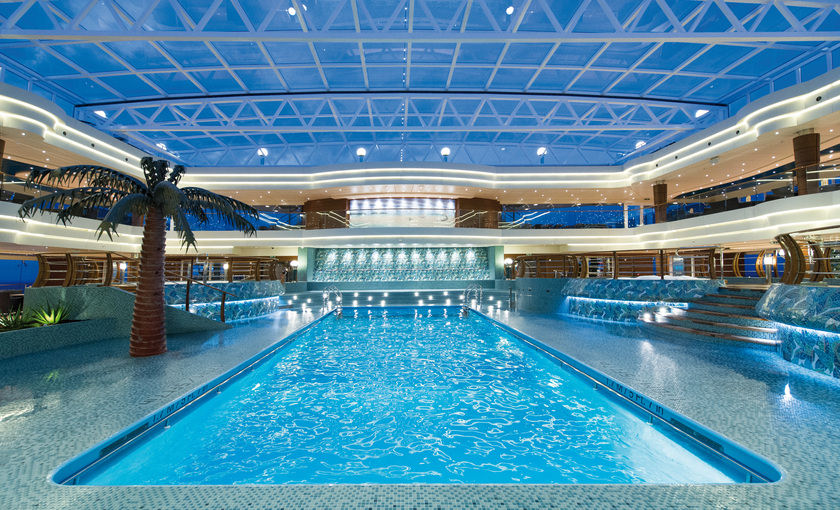 Ruim binnenzwembad van cruiseschip Preziosa