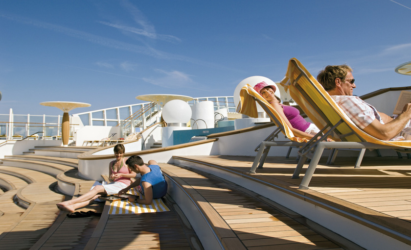 Zonnen op het dek van AIDA cruises 