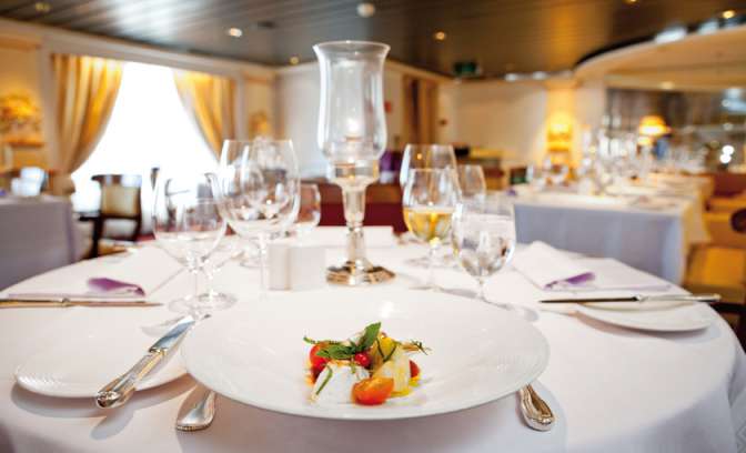 Dinertafel aan boord bij Crystal Serenity 