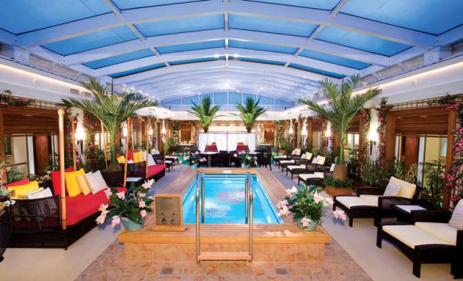 Binnenzwembad van Norwegian Cruise Line