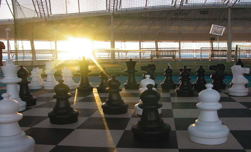 Een groot schaakspel op de Carribean Princess van Princess Cruises