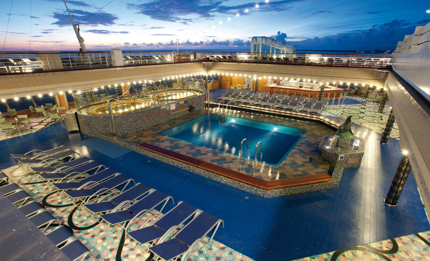 Dek met zwembad aan boord van Carnival Liberty