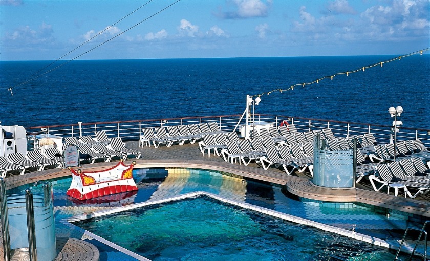 Een zwembad op de MS Zuiderdam