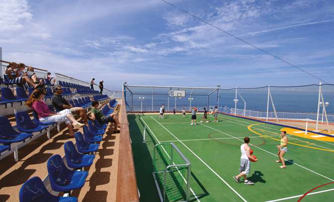 Een sportveld op de Norwegian Pearl van NCL