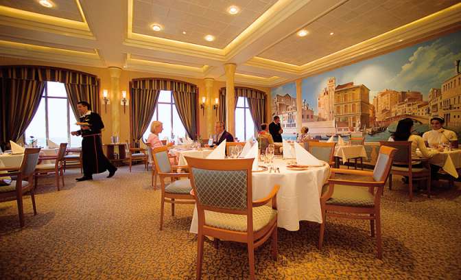 Restaurant Venezia op de Europa van Hapag Lloyd