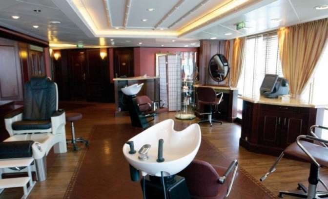 Een beautysalon op het cruiseschip Journey van Azamara