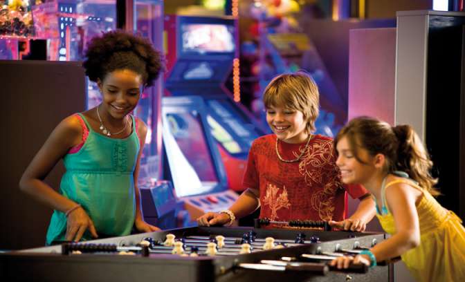 Kinderen in de speelhal van Celebrity Solstice