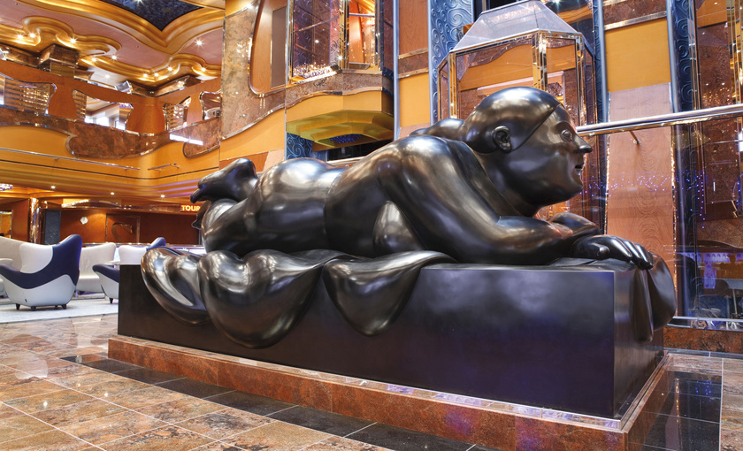 Een botero standbeeld op de Costa Luminosa