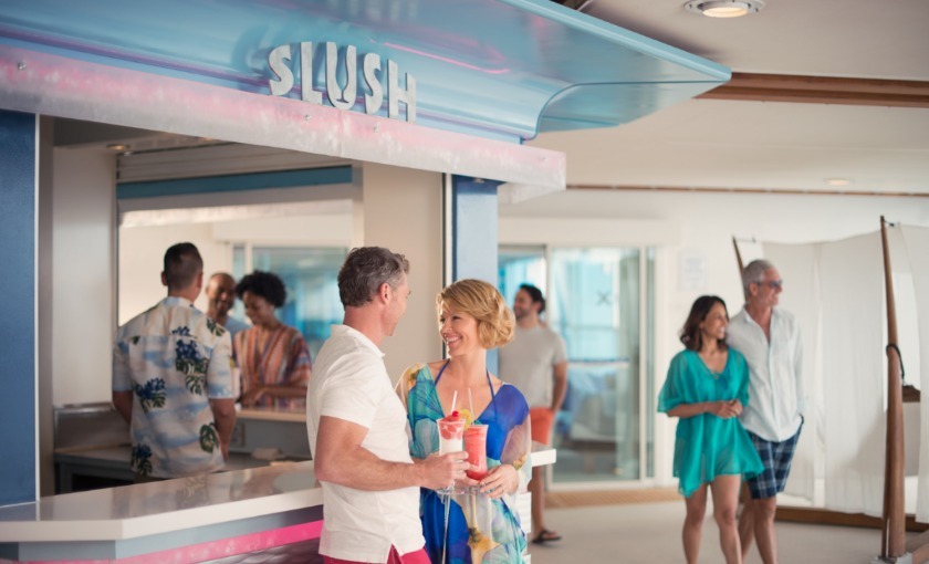 Een bar op de Celebrity Equinox.