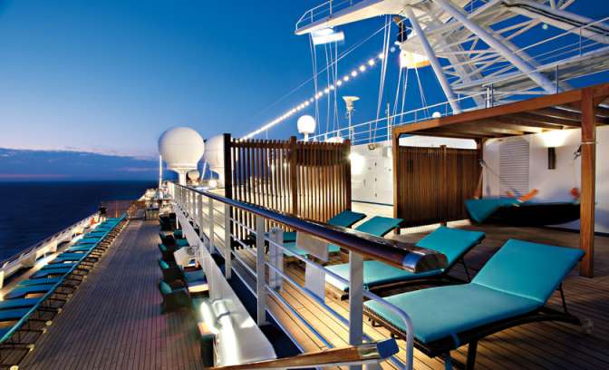 Lounge aan dek van Carnival Glory