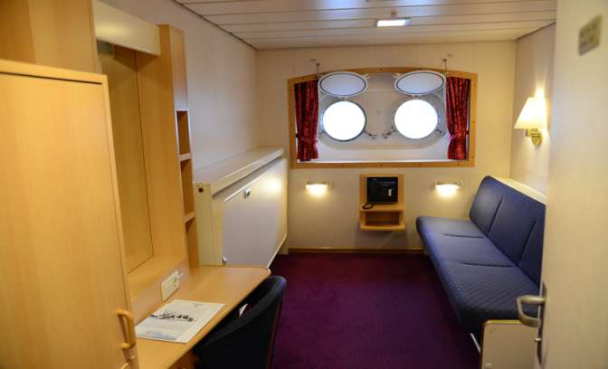 Een buitenhut met ronde ramen op de Kong Harald van Hurtigruten