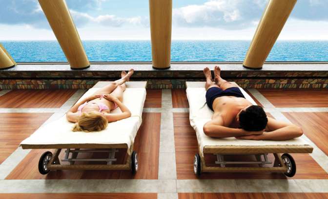 Stelletje zonnen op een ligbed op de Costa Deliziosa