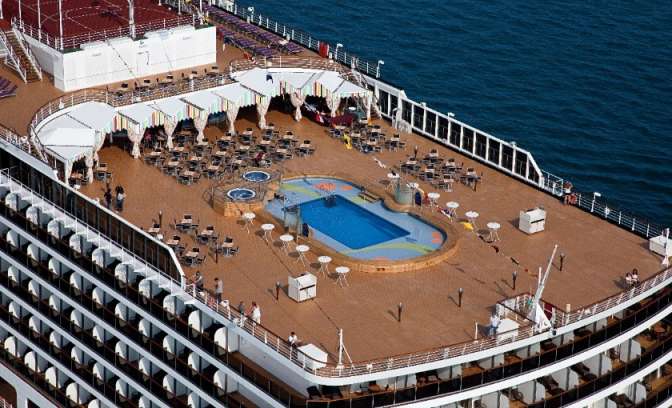 Een zwembad op het dek van de MS Nieuw Amsterdam