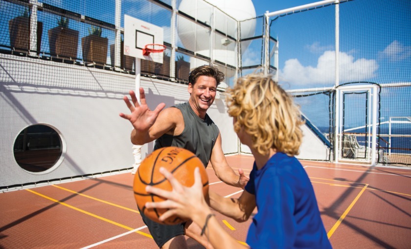 Een basketbalveld op de Celebrity Reflection.