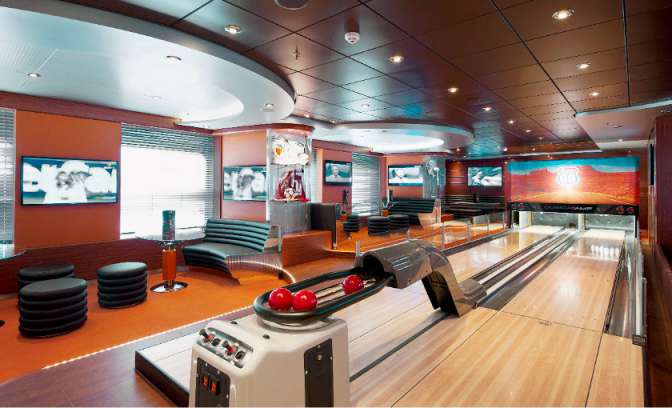een bowlingbaan op de MSC Divina