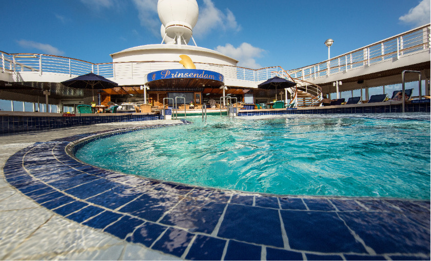 Een zwembad op de MS Prinsendam