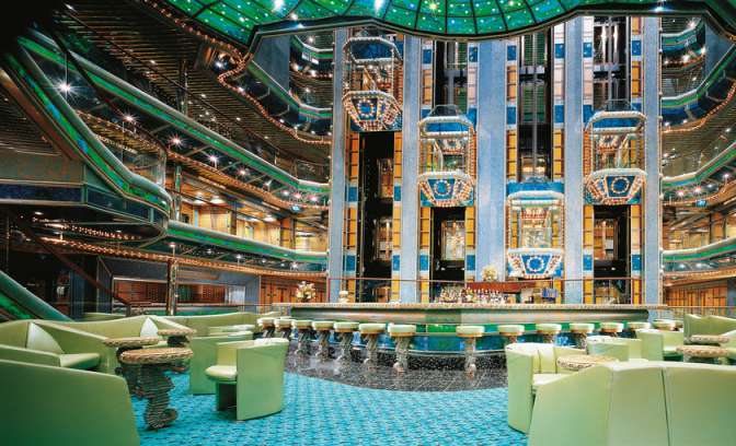 Promenade van schip Victory, rederij Carnival 