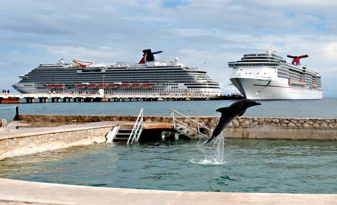 Carnival Legend aan de haven 