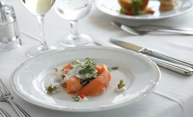 Zalm op bord bij het restaurant van cruiseschip Celebrity Summit 
