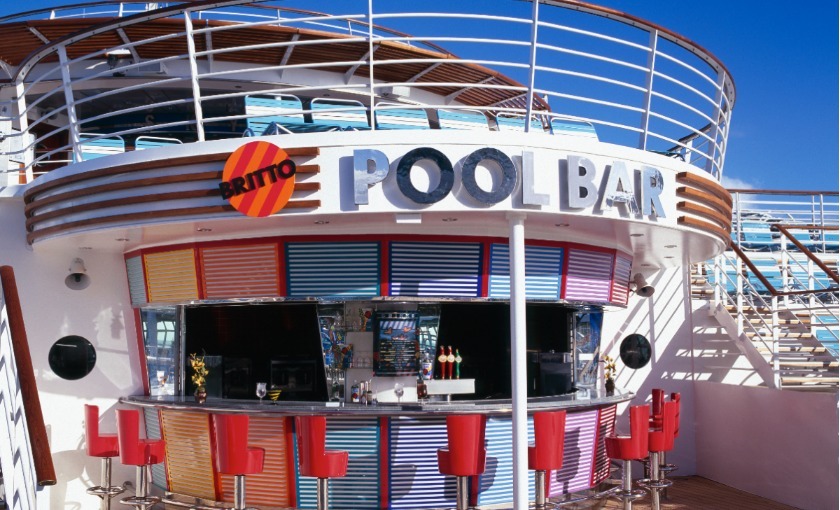 cocktailbar bij het zwembad op de Explorer of the Seas