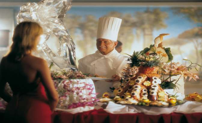 Een chefkok met eten op de Costa Mediterranea