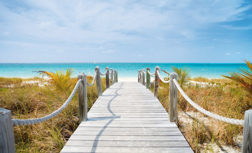 planken richting het strand op Turks en Caicos