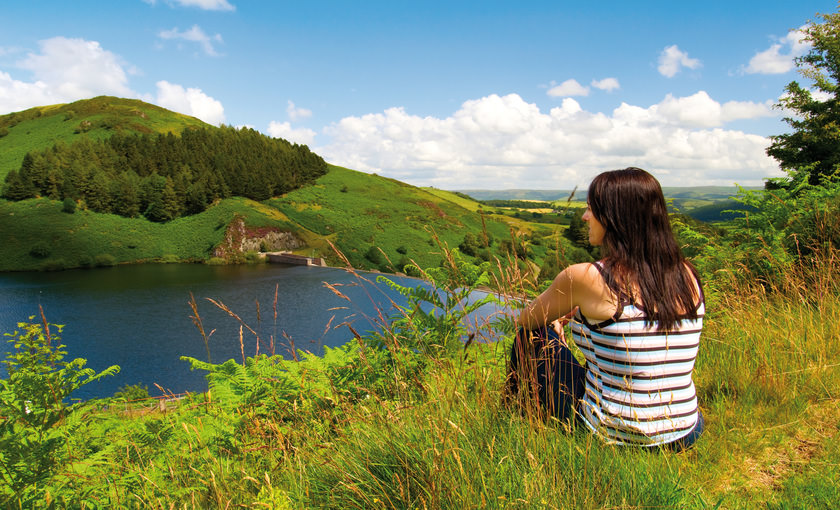 Een dam in de natuur van Wales